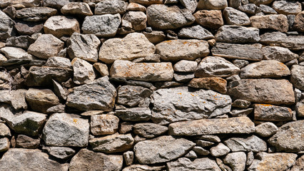 Muro de piedra con junta perdida en diferentes tamaños y colores