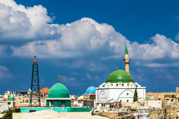 The Acre skyline with its landmark mosque domes and minaret on hot sunny summer day - obrazy, fototapety, plakaty