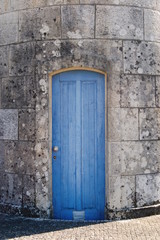 Porta azul velha inserida numa estrutura de pedra