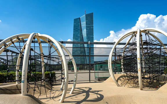 Fitness Bereich auf &ouml;ffentlichem Gel&auml;nde in Frankfurt am Main