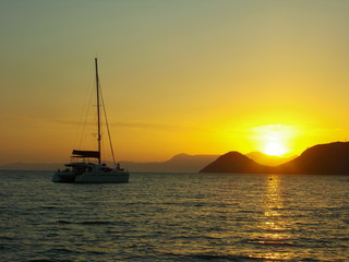 Naklejka na ściany i meble sailboat at sunset