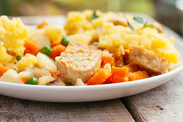 Tempeh stew with mixed vegetables and gartlic mashed potatoes.