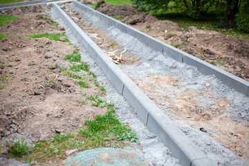 Installation of borders. The construction of the pedestrian road. Repair work. Park path.