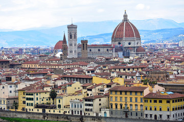 Fototapeta na wymiar Vista della cattedrale di Santa Maria del Fiore da piazzale Michelangelo a Firenze
