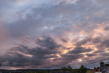 Allassac (Corrèze, France) - Ciel nuageux au coucher du soleil
