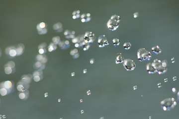 Glasklares Wasser spritzt aus einem Trinkwasser Brunnen, eingefroren wie Glasperlen 2