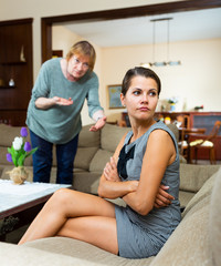 Obraz premium Daughter and aged mother quarrelling