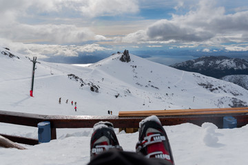 Descansando en la cima del Cerro Catedral, Bariloche, Patagonia, Argentina