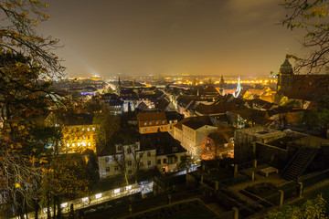 Naklejka premium illuminated city view from castle of Pirna at Night, shrouded in Fog, Saxony