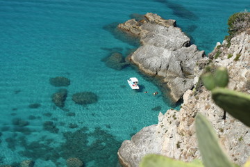 Mit dem Tretboot in Kalabrien auf glasklarem Wasser in einer Traumhafen Bucht mit Sandstrand 1