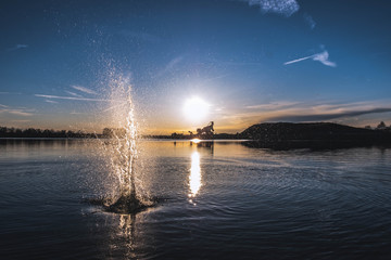Wasserspritzer beim Sonnenuntergang am See