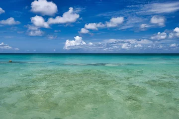 Photo sur Aluminium brossé Plage de Seven Mile, Grand Cayman Crystal clear waters and pinkish sands on empty seven mile beach on tropical carribean Grand Cayman Island