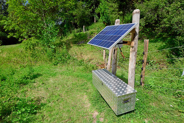 Solarbetriebener Elektrozaun zur Abwehr von Wölfen - Electric fence