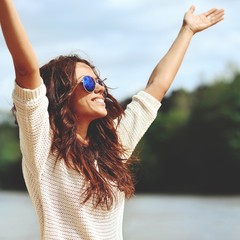 Fashion portrait of beautiful young woman in sunglasses