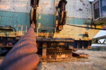 old rusty metal cable closeup Выделите текст, чтобы посмотреть примеры