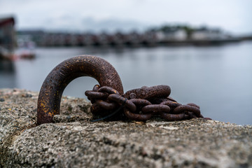 Rostige Ketter am Hafen