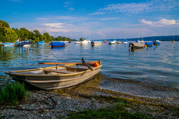 Fototapeta na wymiar Boot am Seeufer des Bodensee Sommer Urlaub 