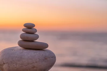 Fototapete Beruhigend Perfect balance of stack of pebbles at seaside towards sunset. Concept of balance, harmony and meditation. Helping or supporting someone for growing or going higher up.  © Juliaap