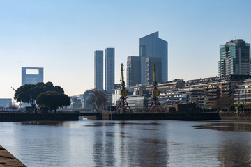 Obraz premium Puerto Madero es uno de los barrios más nuevos y exclusivos de la ciudad de Buenos Aires. Tiene un entorno muy agradable para pasear y comer en las terrazas de sus bares y restaurantes.