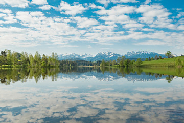 Spiegelung der Wolken in einen klaren Bergsee