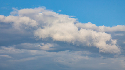 Obraz premium Beautiful clouds with sky background