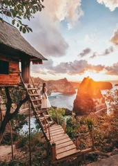 Fototapete Bali Reisen Sie Frau auf der Suche nach Sonnenaufgang Baumhaus mit Daimond Beach, Insel Nusa Penida Bali, Indonesien?