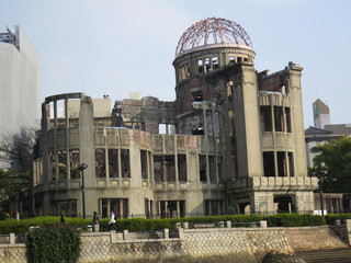 Fototapeta premium 川から見た広島の原爆ドーム
