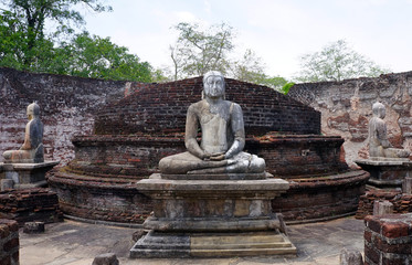 Obraz premium Seated Buddhas in the ruins of a relic house at the Ancient City of Polonnaruwa, Sri Lanka