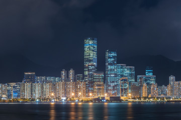 Fototapeta premium Panorama centrum miasta Hongkong w nocy