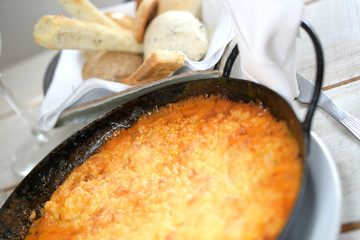 Polenta con queso gratinado