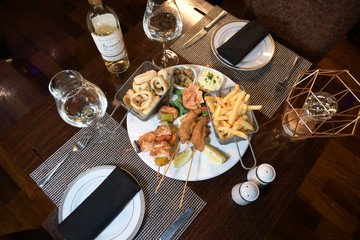 Picada de Mar con salmón papas fritas y rabas 