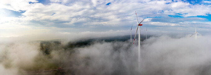 Windenergieanlage im nebel im Wald Panorama Luftbild und Nahaufnahme