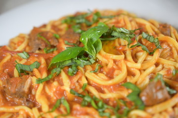 espagueti con salsa y albahaca