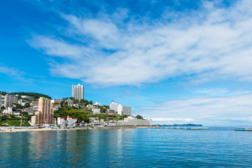 Fototapeta premium (静岡県ｰ都市風景)熱海の街と熱海サンビーチ６