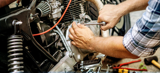 Motorrad Reparatur / Kupplungsdeckel festziehen