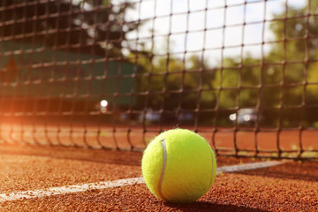 Tennisplatz mit Ball und Netz, Nahaufnahme