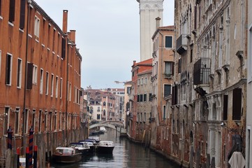 Fototapeta na wymiar Venedig - Gasse mit Booten