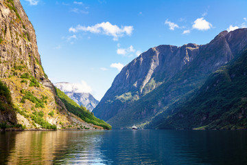 Aurlandsfjord mit ankommender Fähre in Norwegen