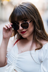 Naklejka premium Woman in trendy sunglasses with wide smile