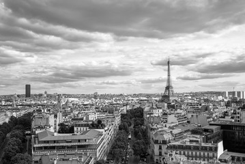 パリ　凱旋門から眺めるエッフェル塔　モノクロ