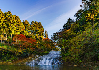 日本の秋のイメージ：首都圏を代表する紅葉の名所であり千葉のシンボルの養老渓谷の名瀑　粟又の滝の風景