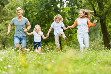 Obraz premium Familie und Kinder in den Sommer Ferien