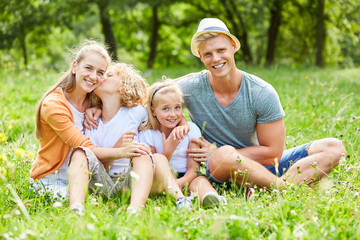 Fototapeta premium Familie mit zwei Kindern im Sommer