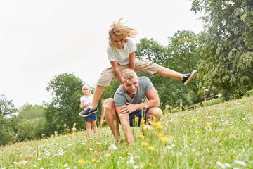 Kinder beim Bockspringen mit seinem Vater