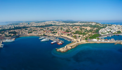Fototapeta premium Widok z lotu ptaka z lotu ptaka Drone zdjęcie wyspy Rodos, Dodekanez, Grecja. Panorama z portem Mandraki, laguną i czystą, błękitną wodą. Znana miejscowość turystyczna w Europie Południowej