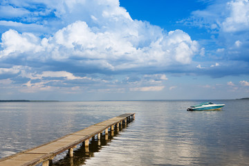 Obraz premium Panoramic sky over Naroch lake and pier