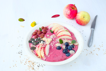 Beerenjoghurt mit Obst