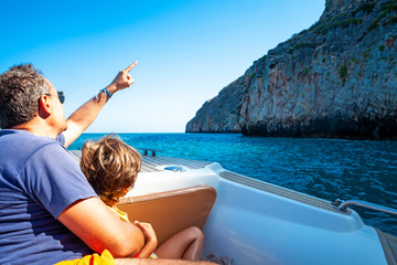 Sulla barca davanti all'isola di San Teodoro a creta, Grecia