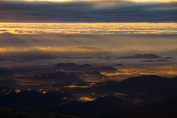朝焼けに燃え上がるような真赤に染まる雲海の風景