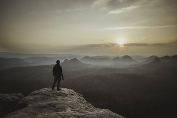 Obraz premium Kleiner Winterberg Sonnenaufgang